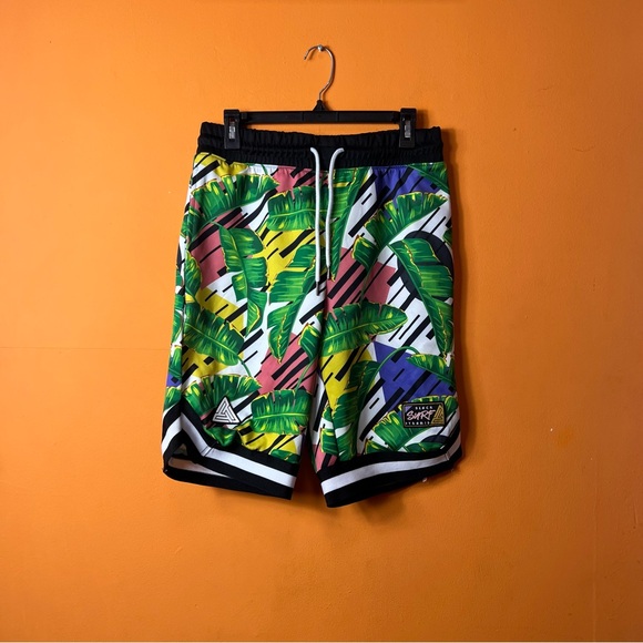 Black Pyramid Shorts Mens Medium Tropical Basketball Black All Over Print Logo - Picture 1 of 6